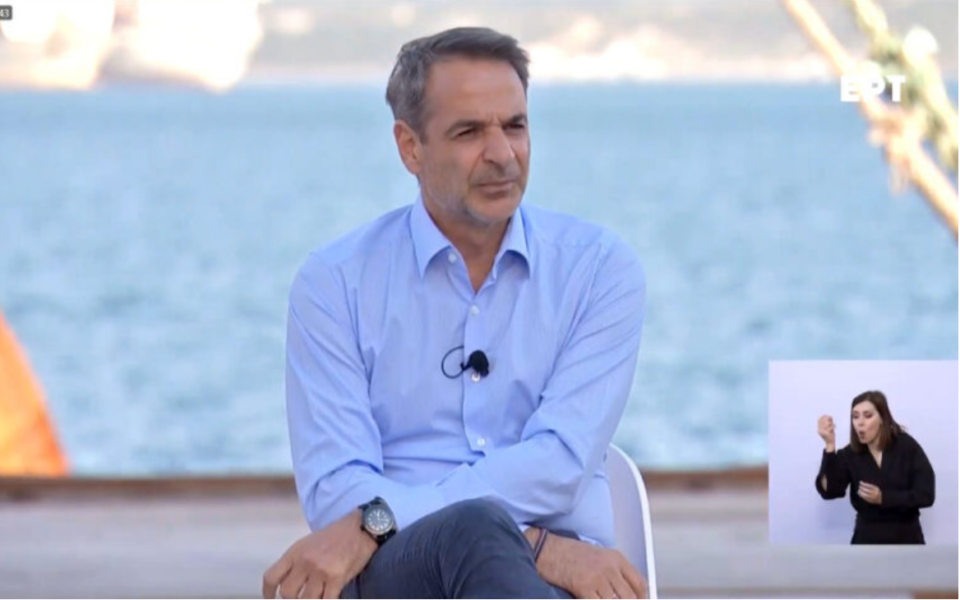Mitsotakis announces wage hikes, property tax discount, youth subsidy