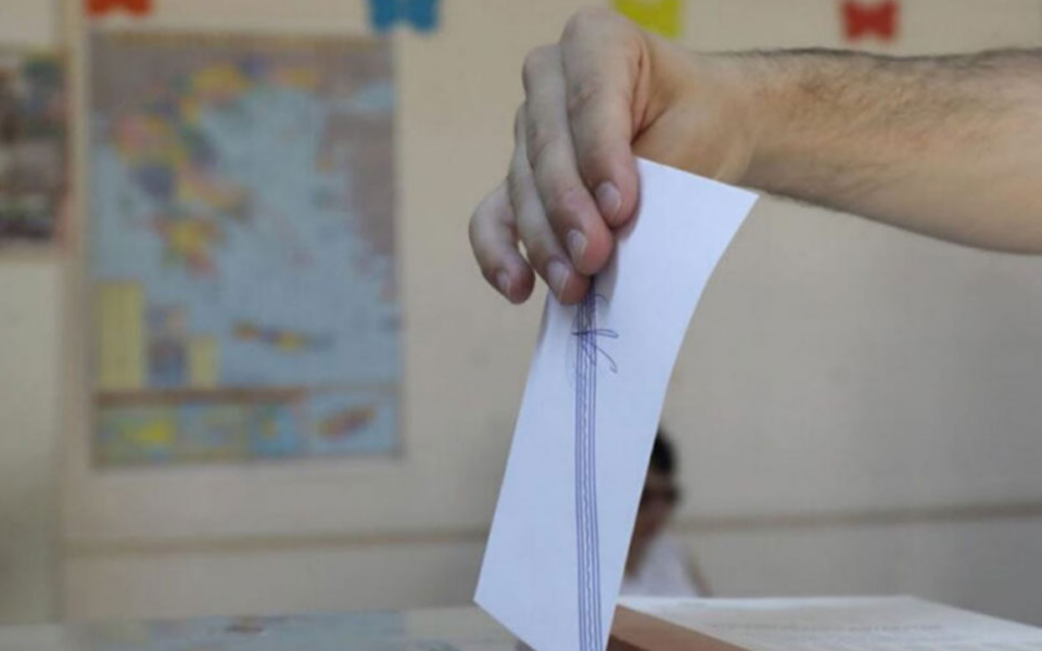 Poll gives ND 7-point lead over SYRIZA