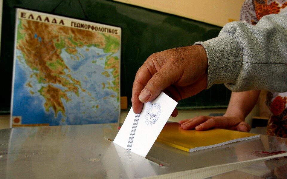 Law easing restrictions for Greeks voting from abroad passed