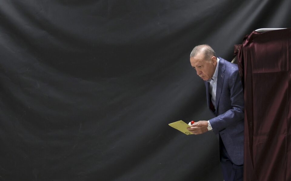 Greece must restore communication channel with Erdogan