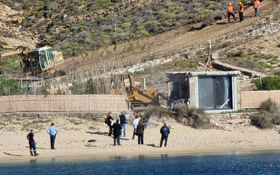 Small illegal building on Mykonos beach demolished