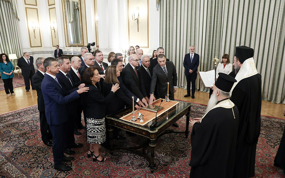 Interim cabinet sworn in