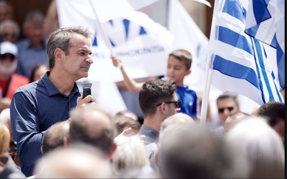 Mitsotakis blasts critics of migrant boat rescue operation