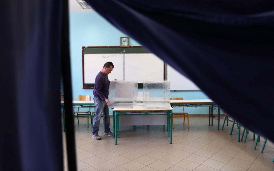 First results on local government elections expected at 10.30 pm