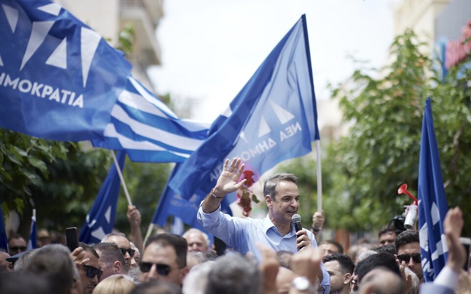 ND’s Mitsotakis back on the road, as party leaders tread the campaign trail