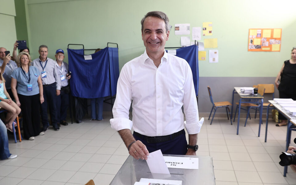 Mitsotakis calls for a stable government from polling station