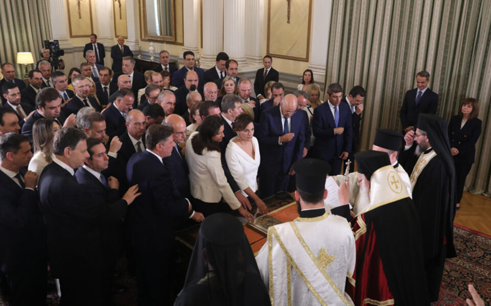 New Greek government sworn in