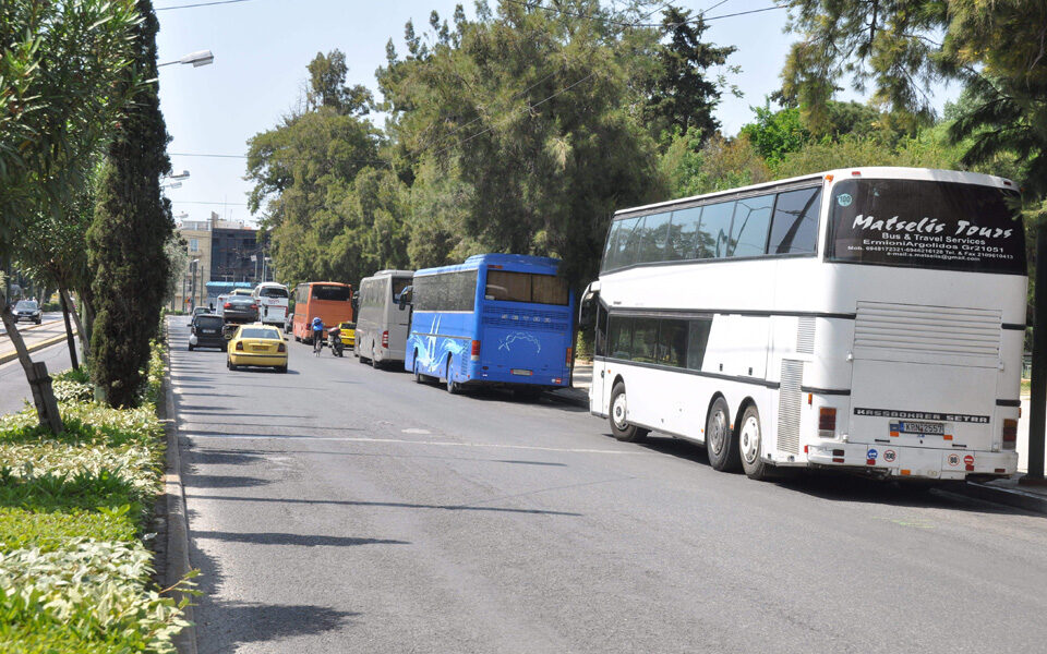 Measures to curb tourist buses in central Athens welcomed