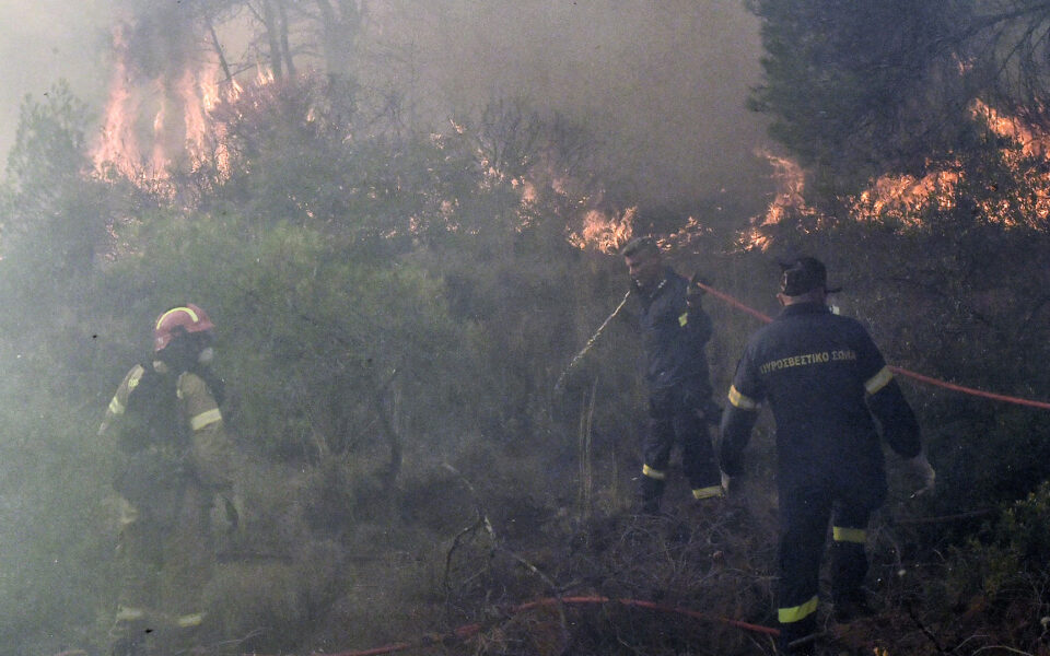 Fire in Loutraki, settlements evacuated