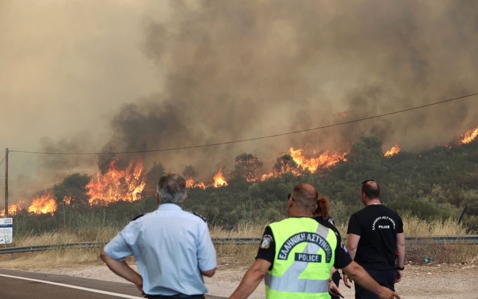 All roads between Elefsina and Corinth closed due to fires