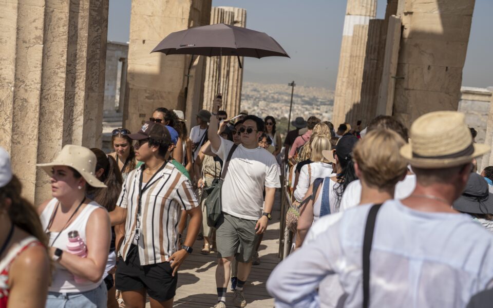 Greece briefly shuts Acropolis site to protect tourists from heatwave