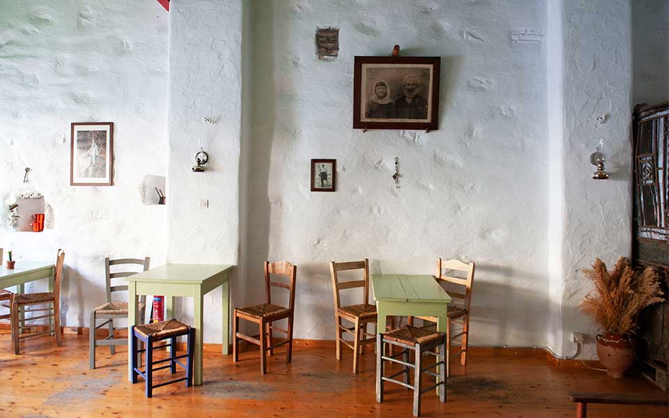 discovering-the-traditional-kafeneia-of-amorgos1