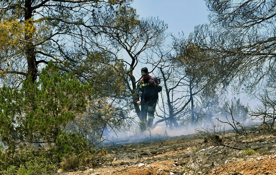 Residents in four Ilia settlements told to evacuate as fire breaks out
