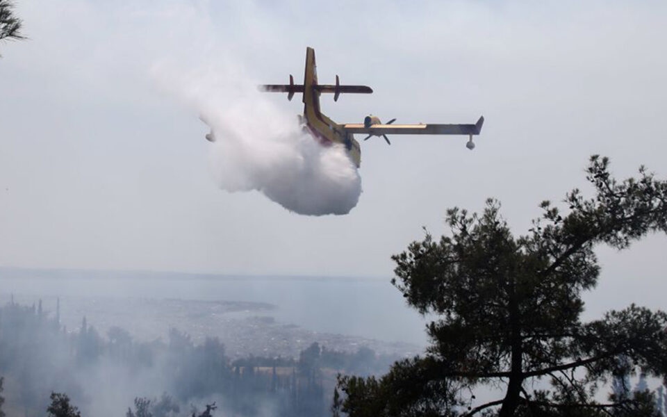 Wildfire breaks out in Kouvaras, eastern Attica