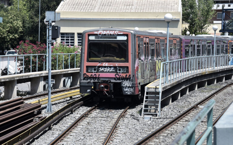 Man dies after falling on ISAP train tracks