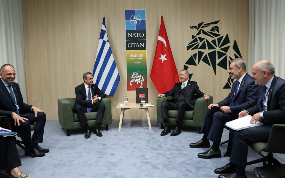 Mitsotakis meeting with Turkish president in Vilnius