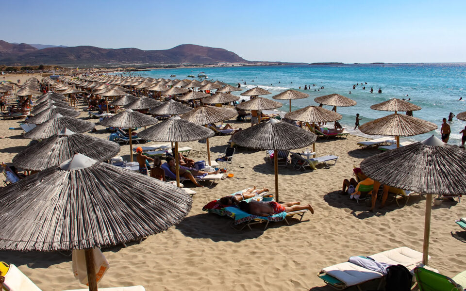 Six arrested on Naxos for beachfront violations