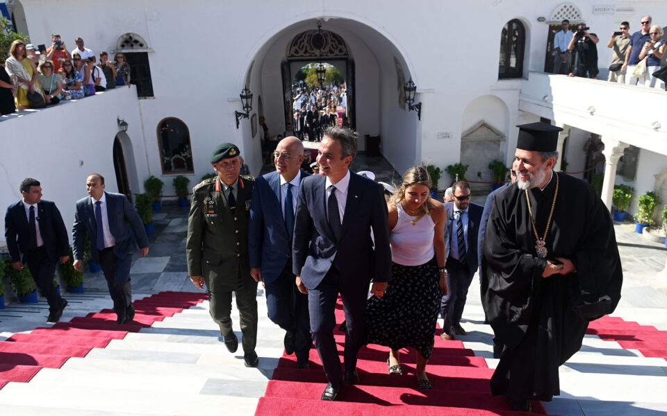 Mitsotakis attends Dormition services on Tinos