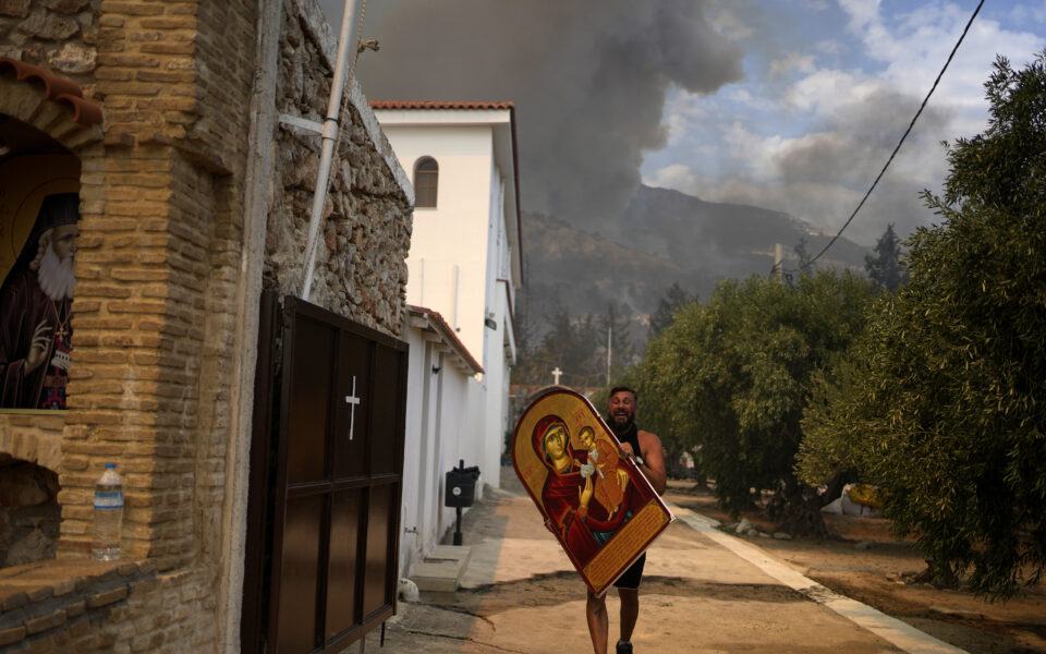 European firefighters and planes join battle against wildfires that have left 20 dead in Greece