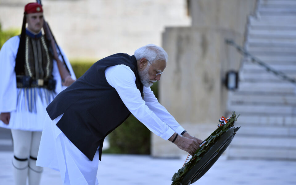 Modi lays wreath at Tomb of Unknown Soldier