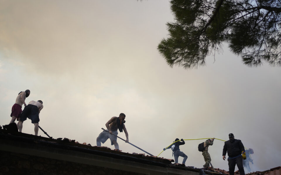 اليونان - اليونان.. النيران تلتهم المنازل والغابات بينما تخرج حرائق الغابات التي خلفت 20 قتيلاً في اليونان عن السيطرة - صور
