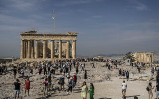Acropolis visitors in Ancient Greek attire prompt Culture Ministry’s reaction