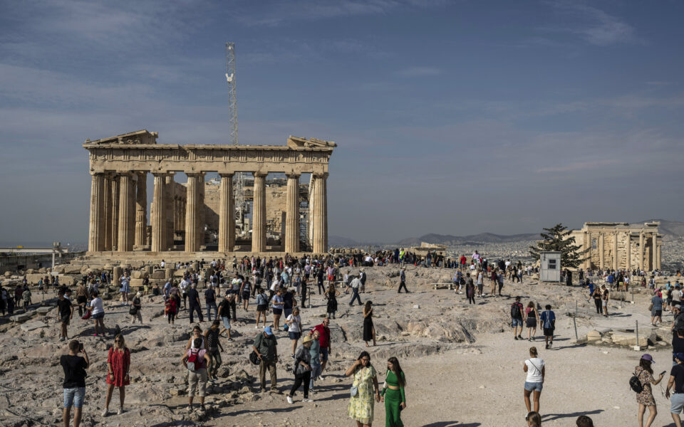 Foreign visitors grade Athens