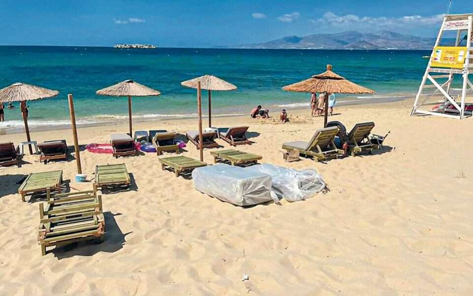Sunbeds return on Naxos as soon as inspectors leave