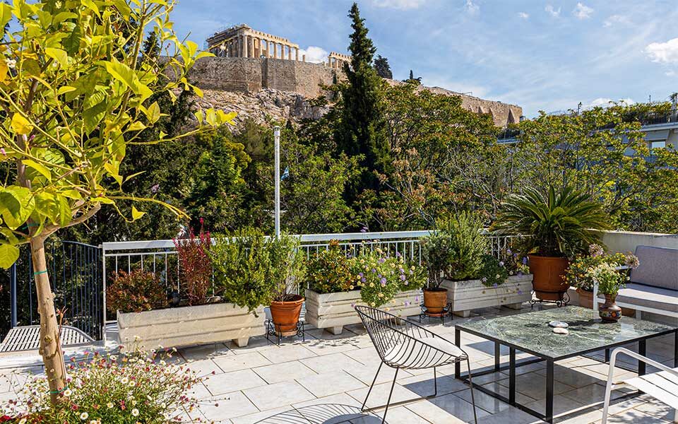 The balconies of Athens: Outdoor living and urban identity
