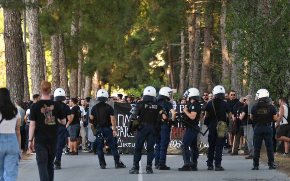 Seven arrests after riots in Larissa