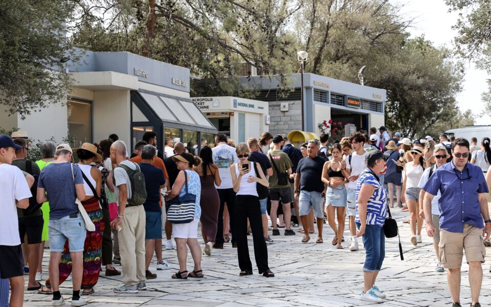 Cap on Acropolis visitor numbers comes into effect