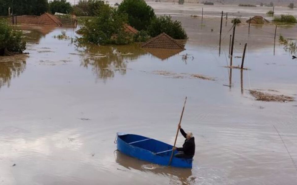 Karditsa residents climb on roofs to avoid flooding