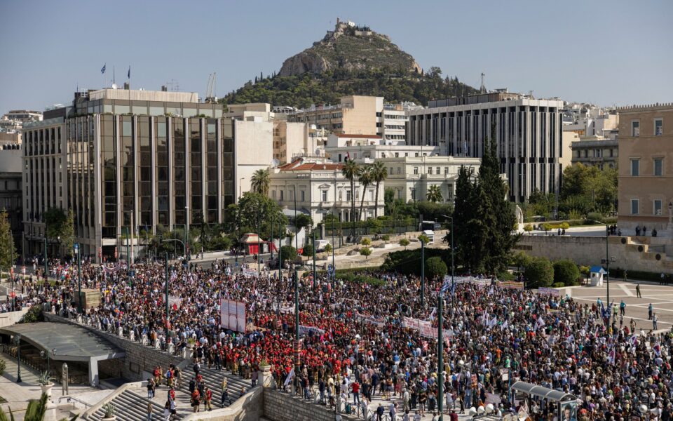 Greek state workers strike against government labor law plans
