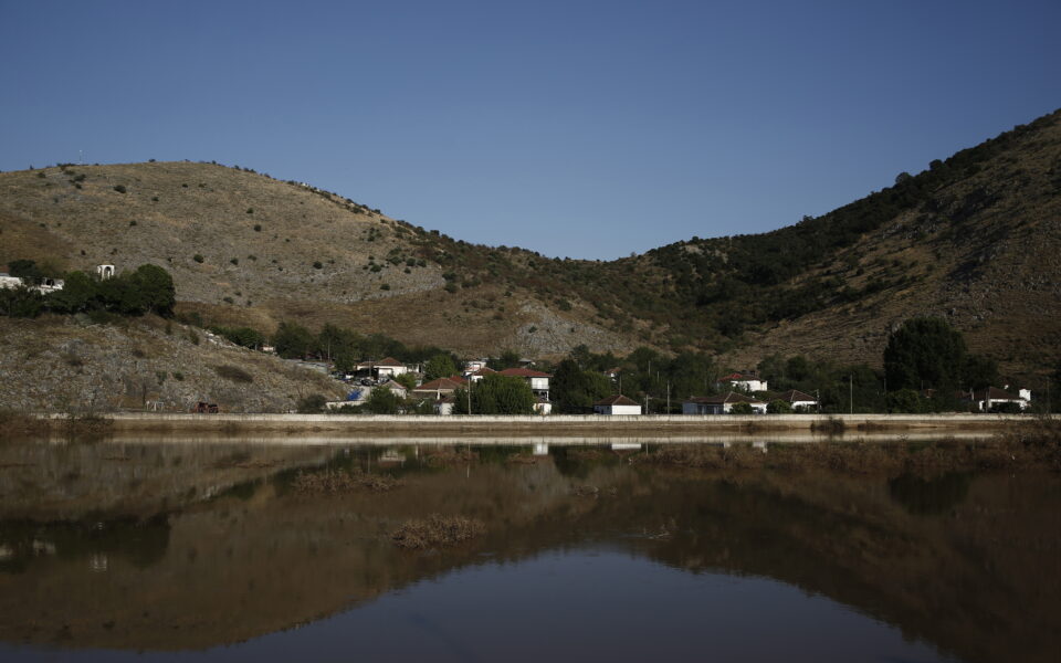 Flood victims in Thessaly village seek new land for relocation 