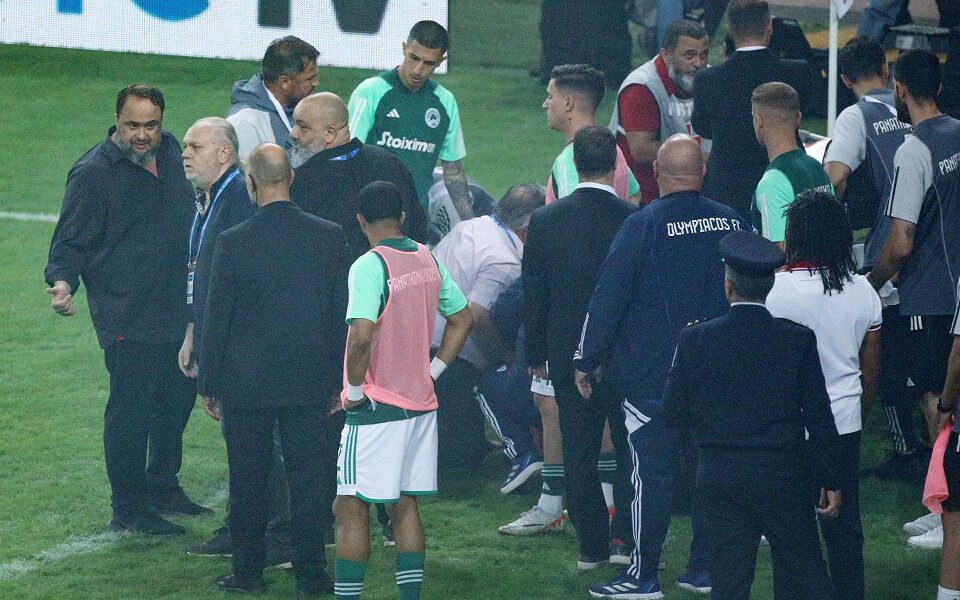 Derby abandoned as banger hurts a Panathinaikos player