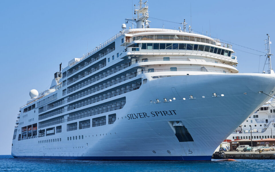 Cruise ship experiences temporary mechanical issue