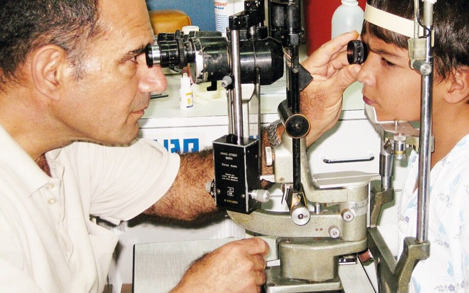 Doctors take issue with optical shops over eye tests