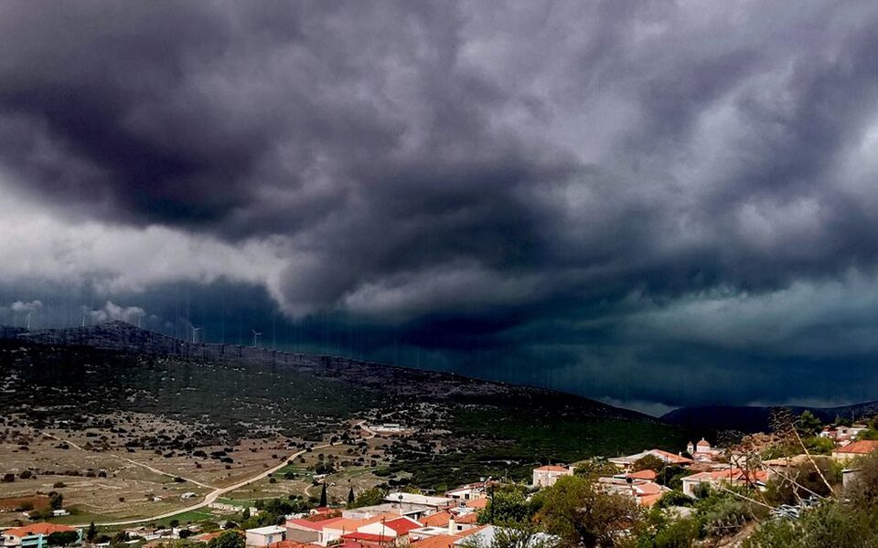 Thunderstorm and strong wind forecast across Greece