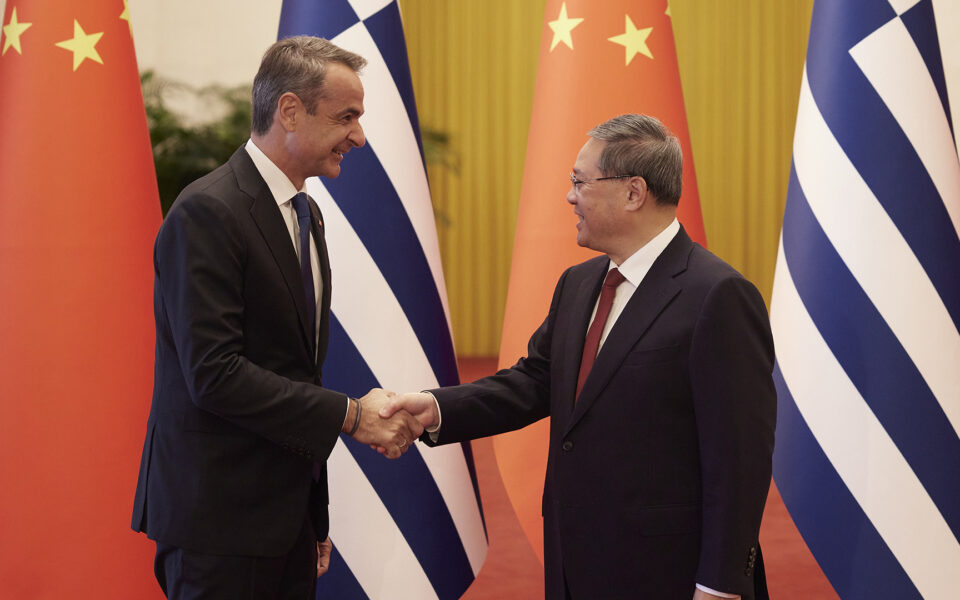 Mitsotakis meets Chinese counterpart in Beijing