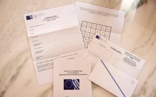 thousands-of-greeks-abroad-register-for-postal-voting