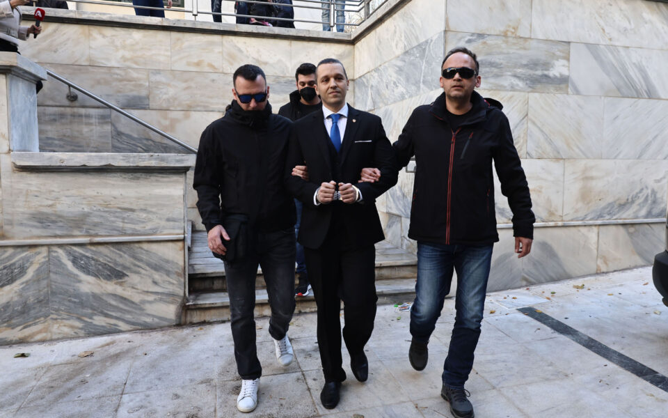 Kasidiaris, in handcuffs, sworn in as Athens municipal councilor