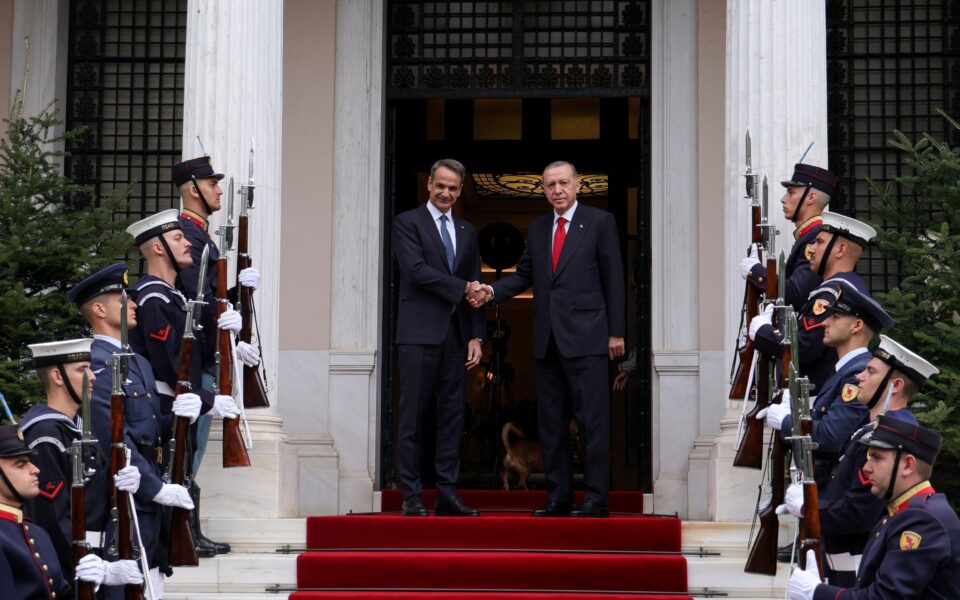 Mitsotakis greets Erdogan as talks get underway