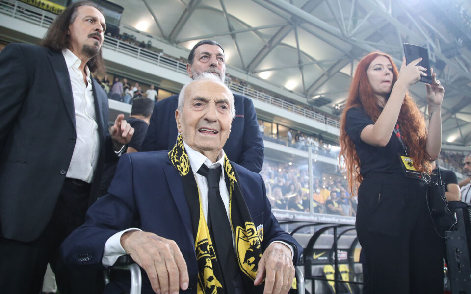 AEK soccer legend Kostas Nestoridis dies at 93