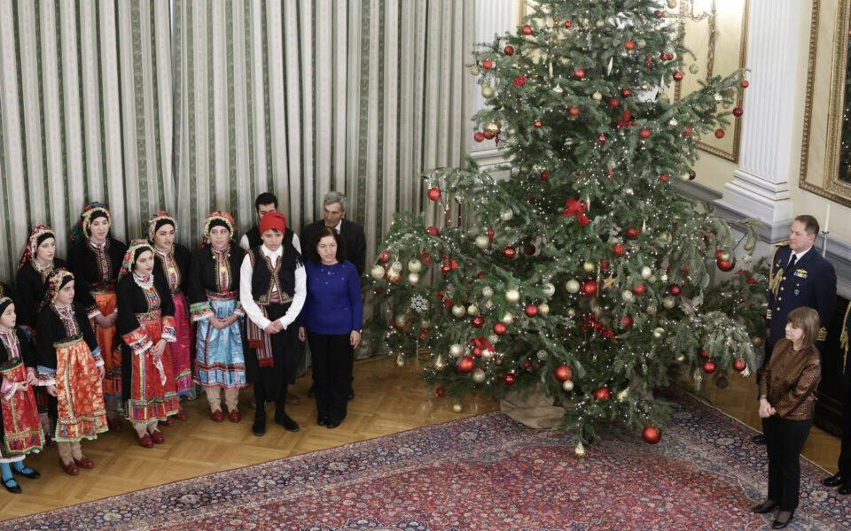 President receives carollers, exchanges Christmas wishes