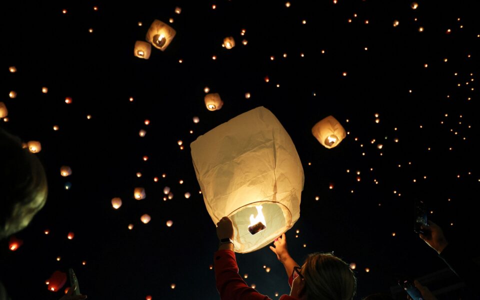 Athenians release sky lanterns on Christmas Eve
