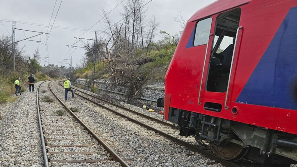 Investigation launched after Thessaloniki train hits fallen tree