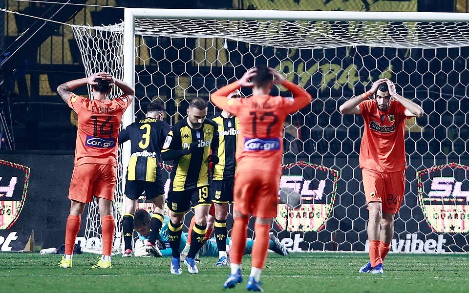 Penalty drama sees AEK and Olympiakos eliminated from Cup