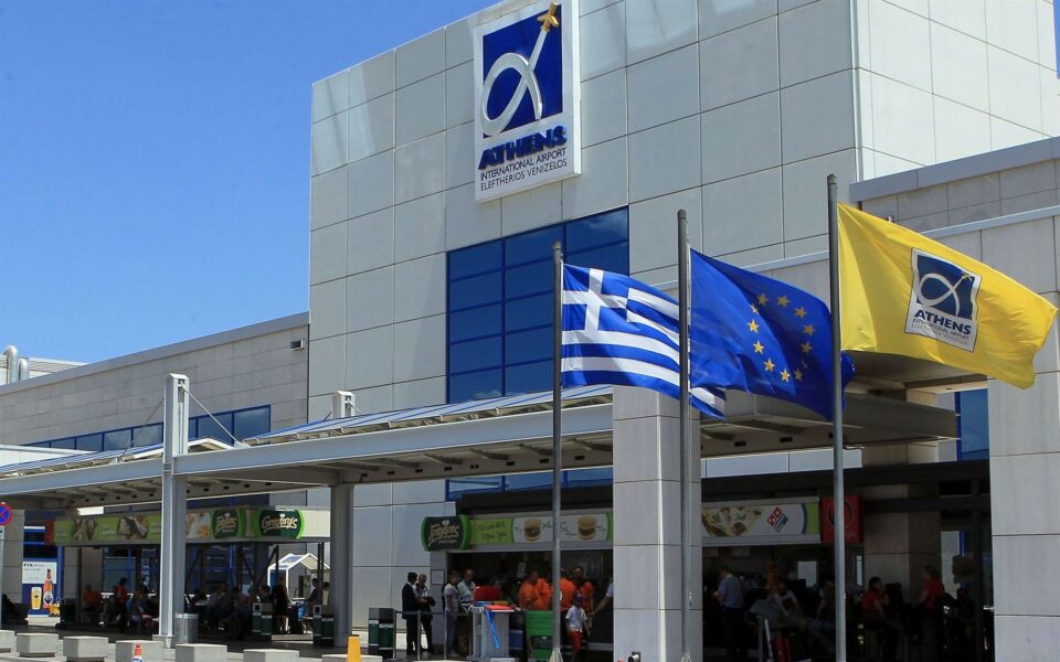 Five arrested for attempting to smuggle cigarettes through Athens Airport