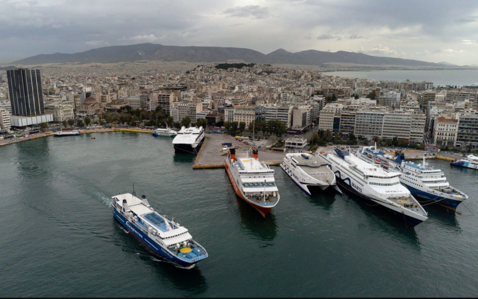 Ferries to resume departures from Piraeus