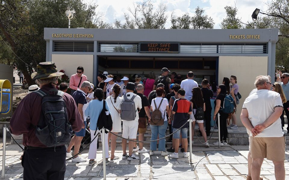 Acropolis guards irked at ticketing outsourcing